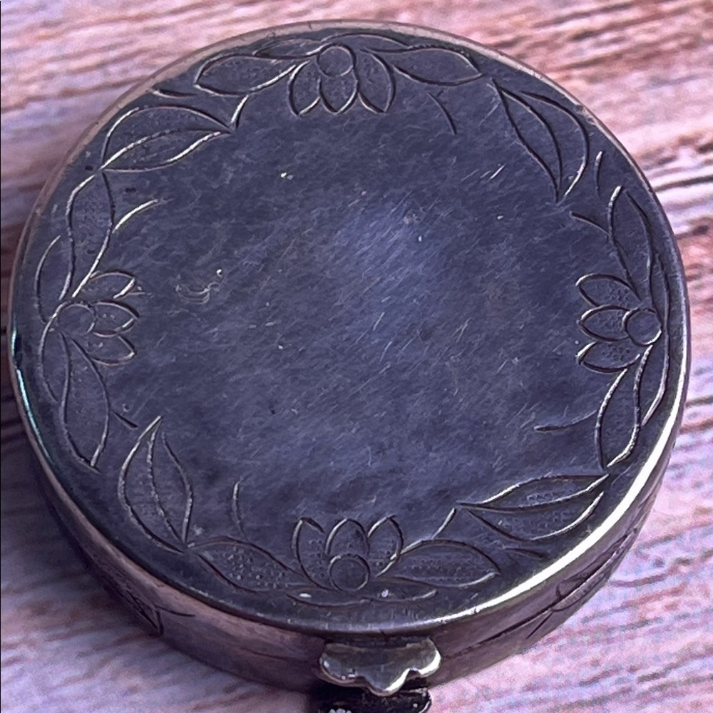 Antique Engraved Sterling Silver Round Pill Box 16.33 grams - Picture 6 of 11